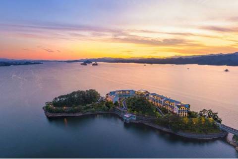 voco千岛湖阳光大酒店 豪华景观大床房 1 晚 + 早餐 2 份/天 489元