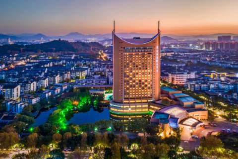 绍兴国际大酒店(鲁迅故里店) 景观大床间 1 晚 + 早餐 2 份/天 399元