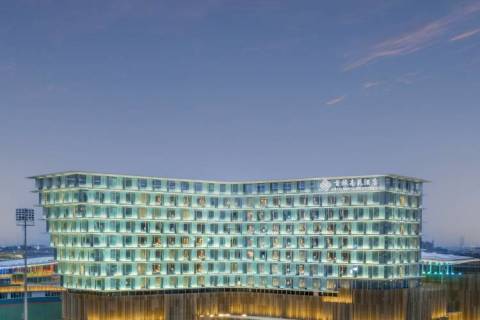 绍兴首旅南苑酒店 豪华景观大床房 1 晚 + 早餐 2 份/天 368元