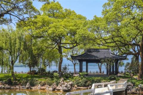 杭州西湖柳莺里酒店 园景高级大床房 1 晚 + 早餐 2 份/天 1498元
