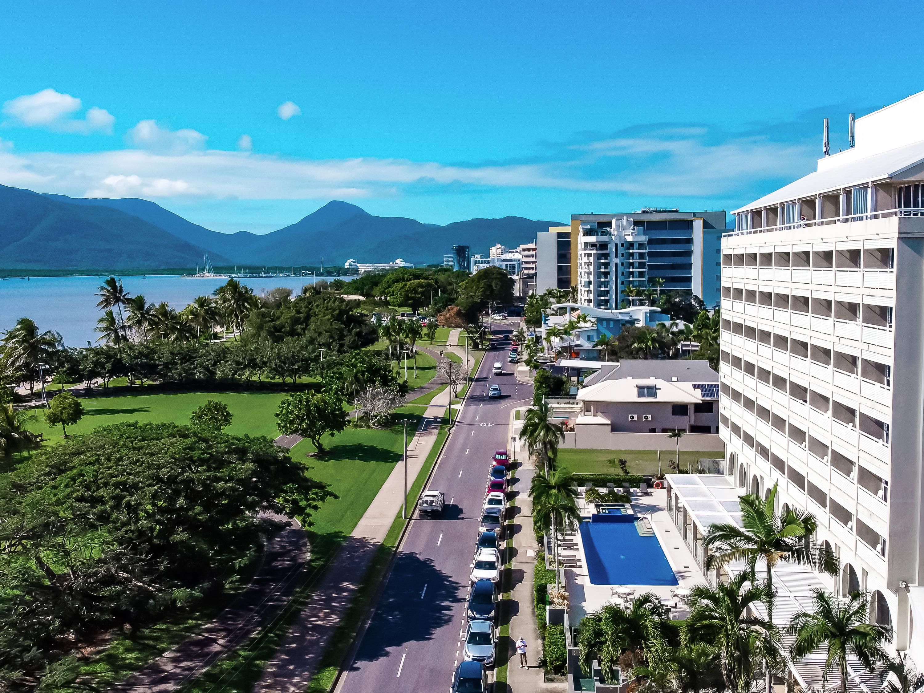 Holiday Inn Cairns Harbourside