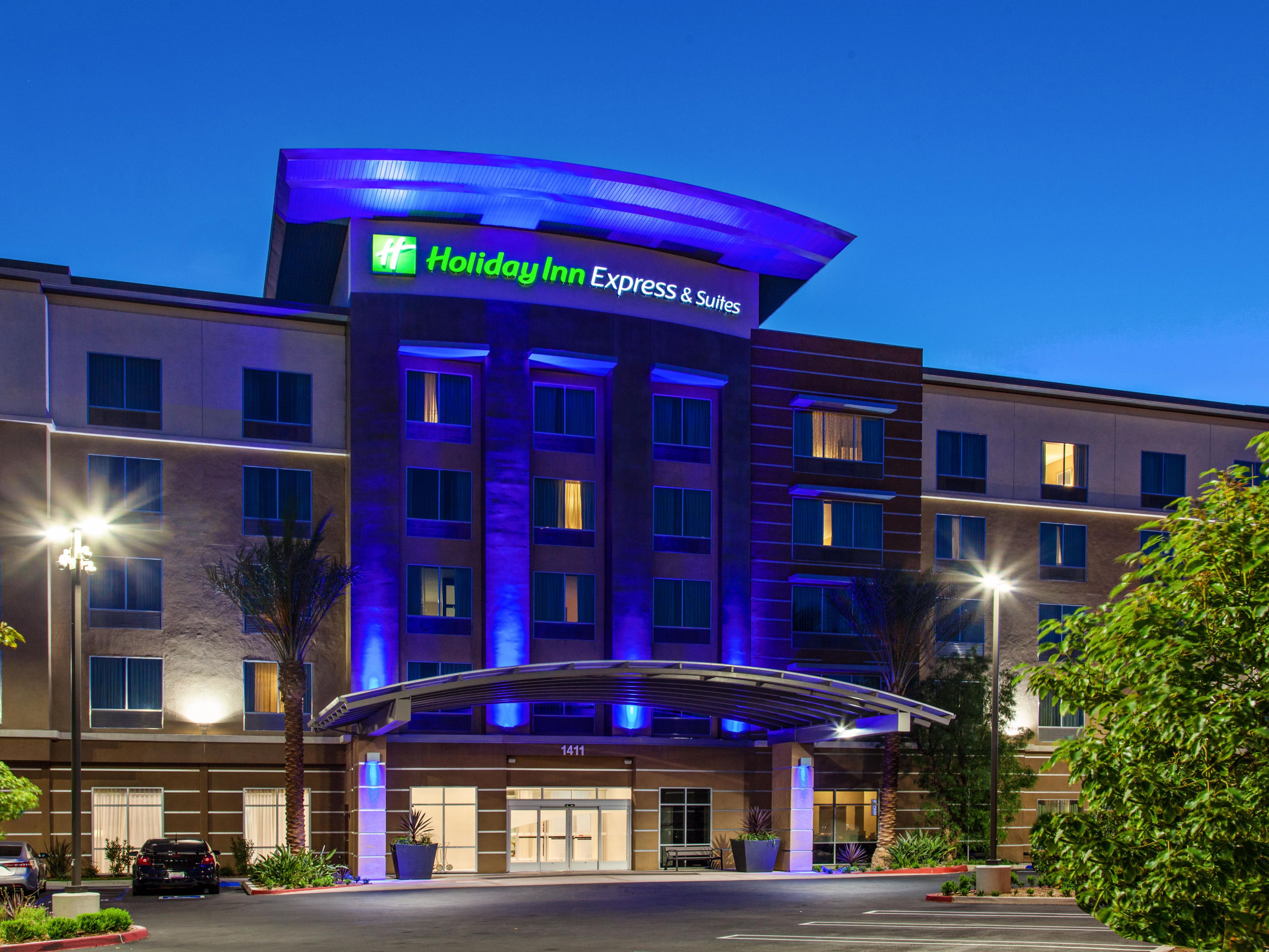 Holiday Inn Express & Suites Anaheim Resort Area